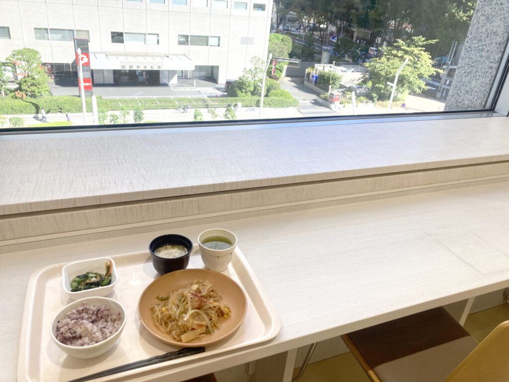 新宿の東京都庁の職員食堂でベジタリアンランチ