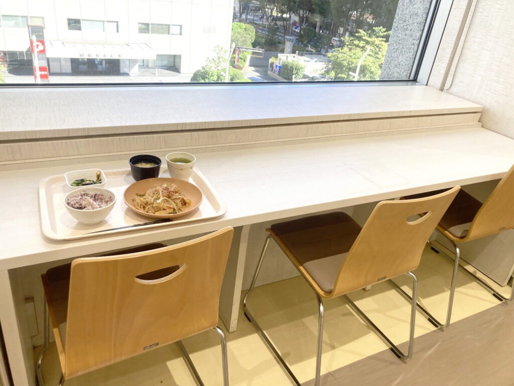 東京都庁第二本庁舎の職員食堂の窓際の席