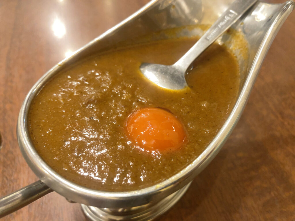 カレーソースとプチトマト