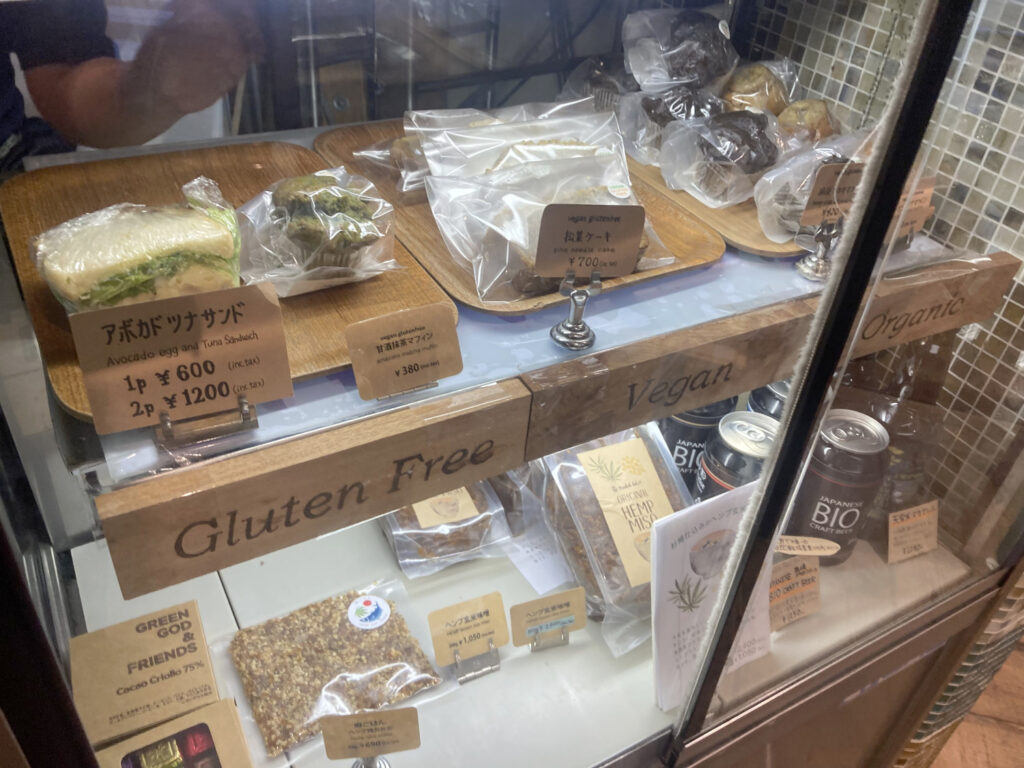Medel deli (メデルデリ)のショーケースのサンドイッチとマフィン