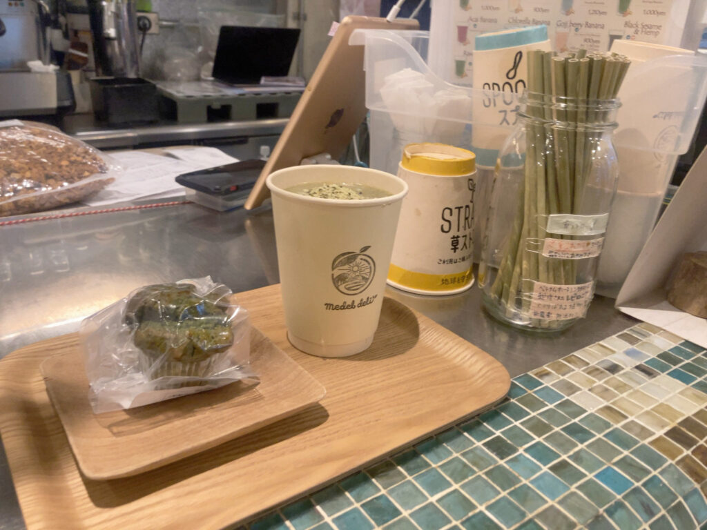Medel deli (メデルデリ)のヘンプバナナスムージーと甘酒抹茶マフィン