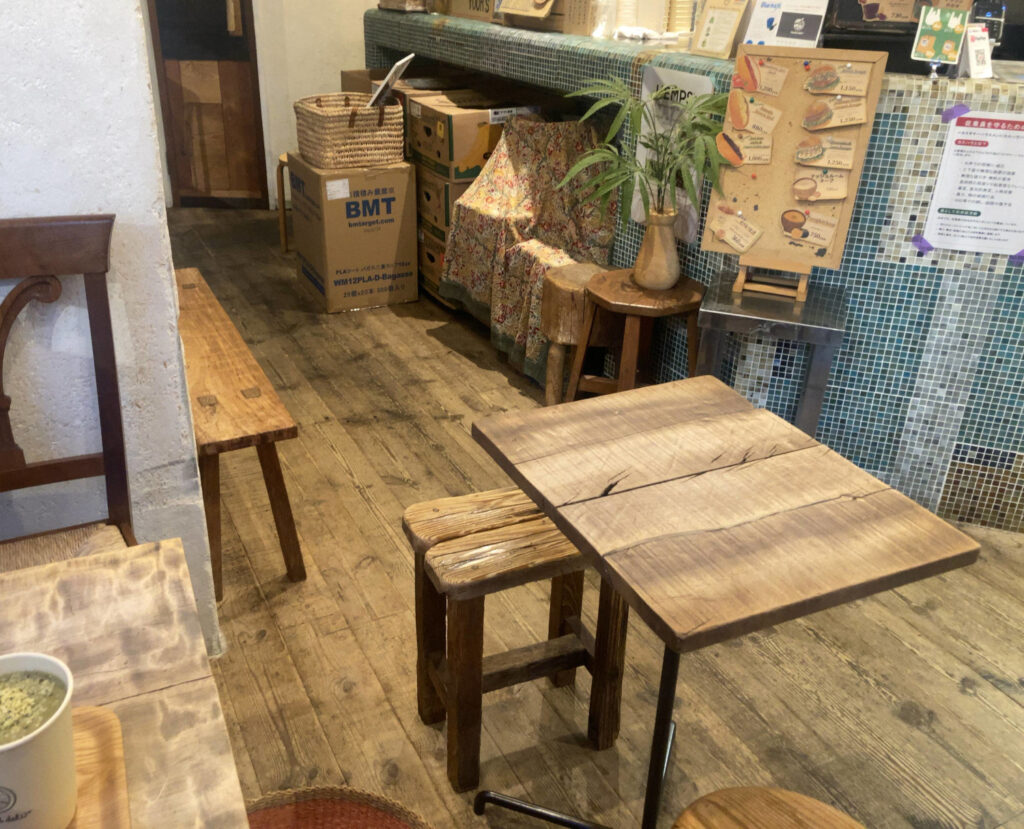 Medel deli(メデルデリ)店内とテーブル席