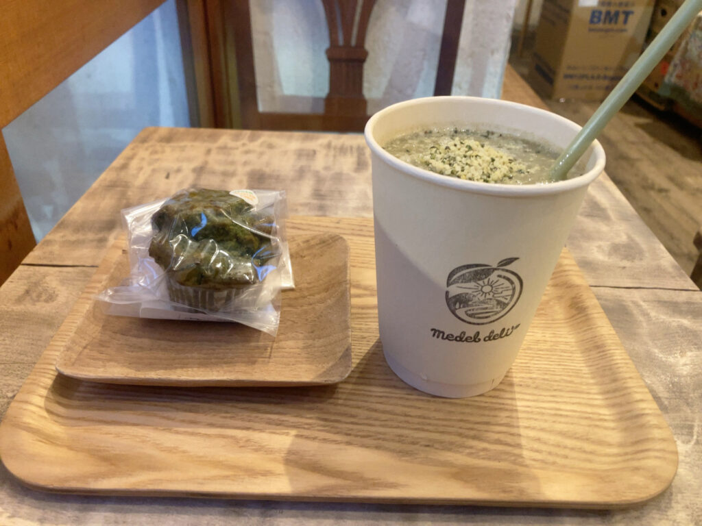 Medel deli (メデルデリ)のヘンプバナナスムージーと甘酒抹茶マフィン